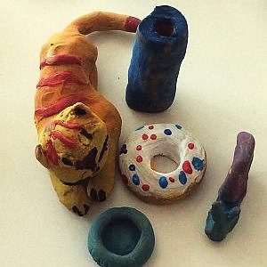 Bunte, selbst getöpferte Tiere und Figuren aus Ton